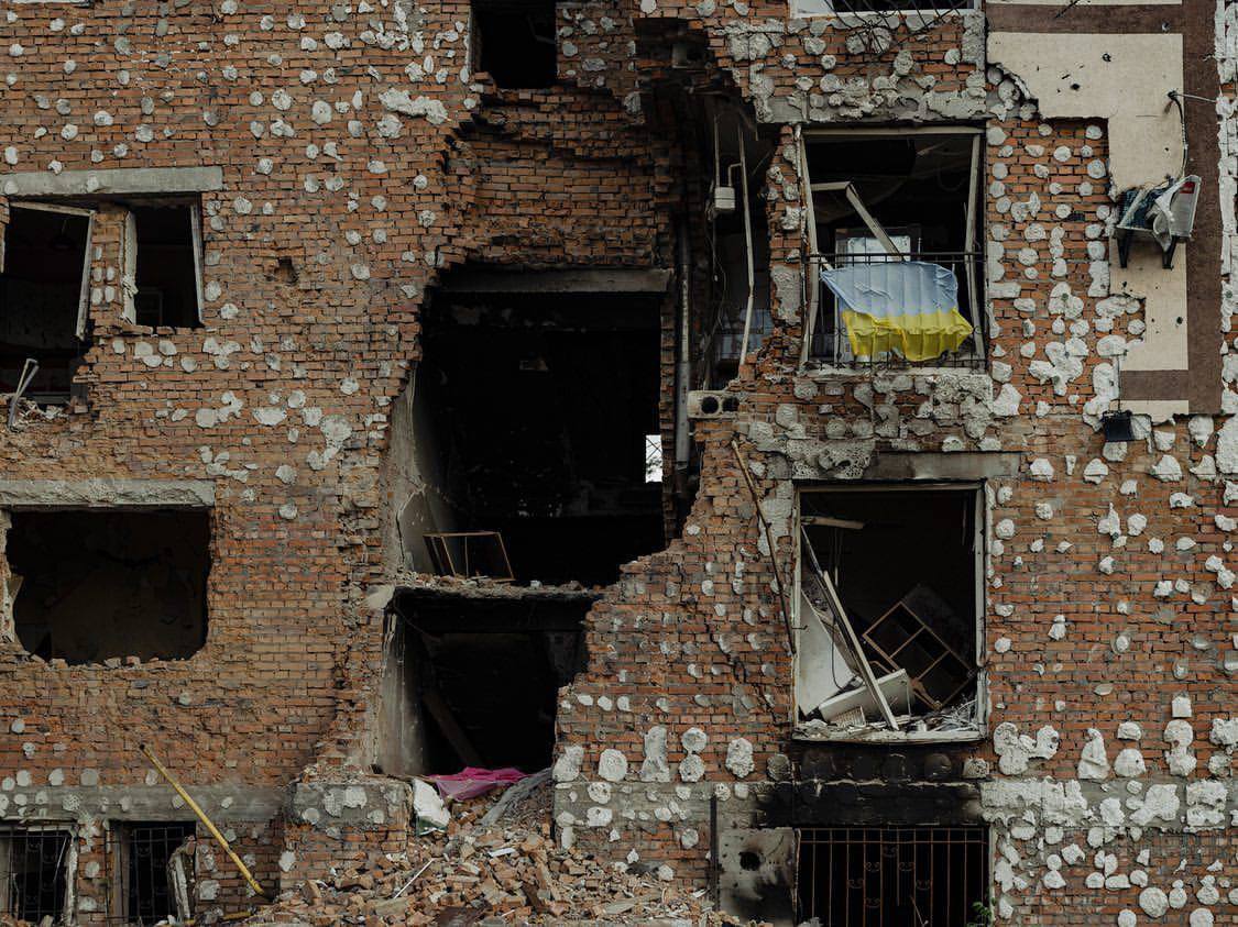 Прапор України у вікні будівлі, яку обстріляли окупанти