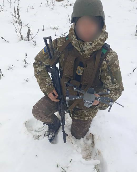 Воїни-прикордонники збили безпілотний апарат російської армії антидроновою рушницею