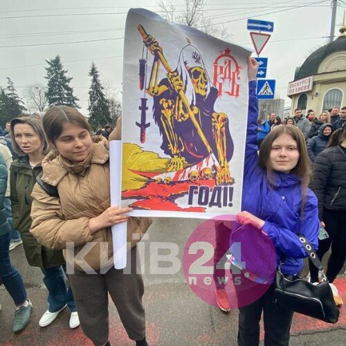 Под Киево-Печерской лаврой продолжились митинги против УПЦ МП. Фото и видео