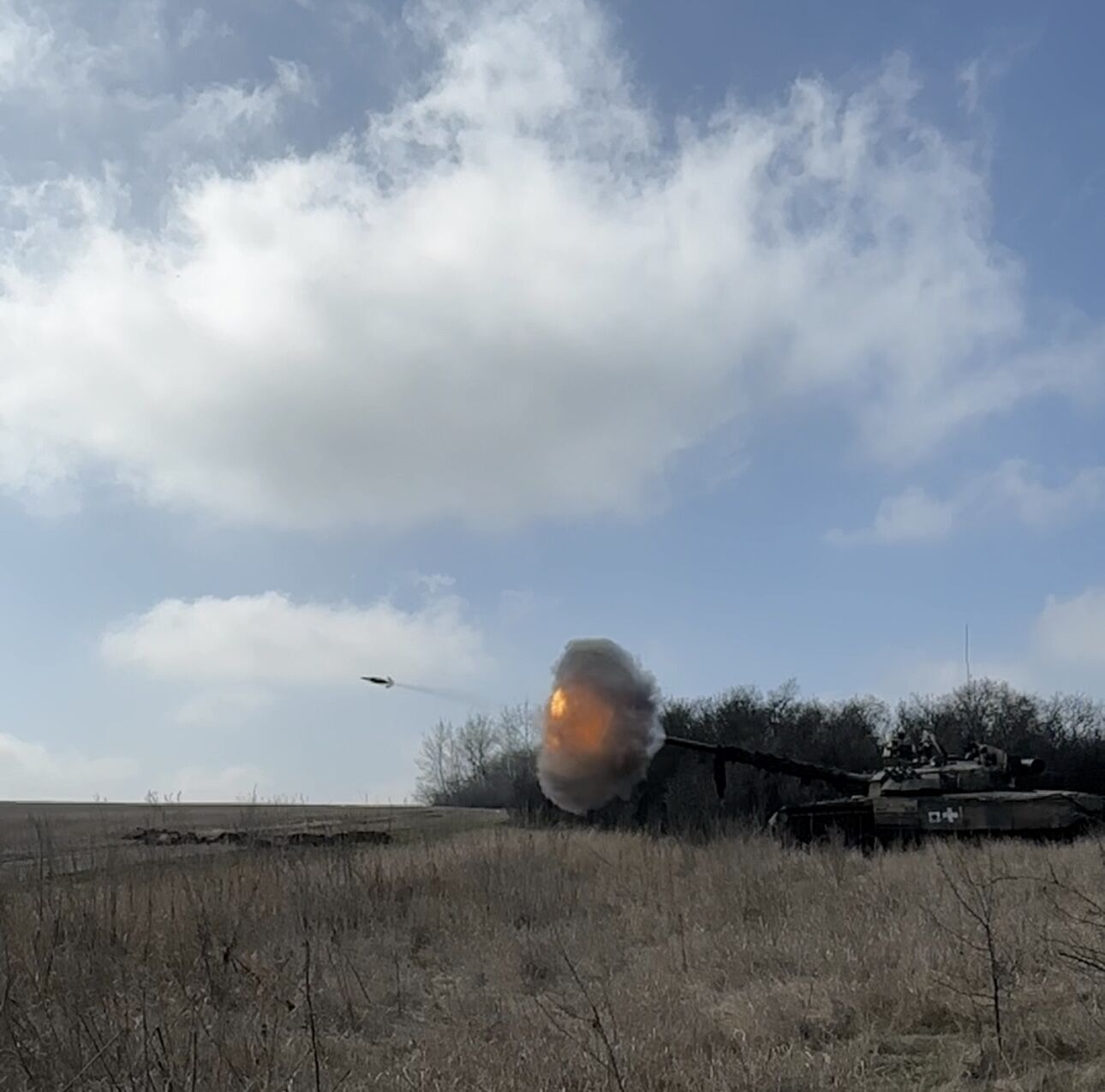 Стрімко виходять на позиції, точно б’ють і мобільно ховаються: як працюють українські танки по ворогу. Фото