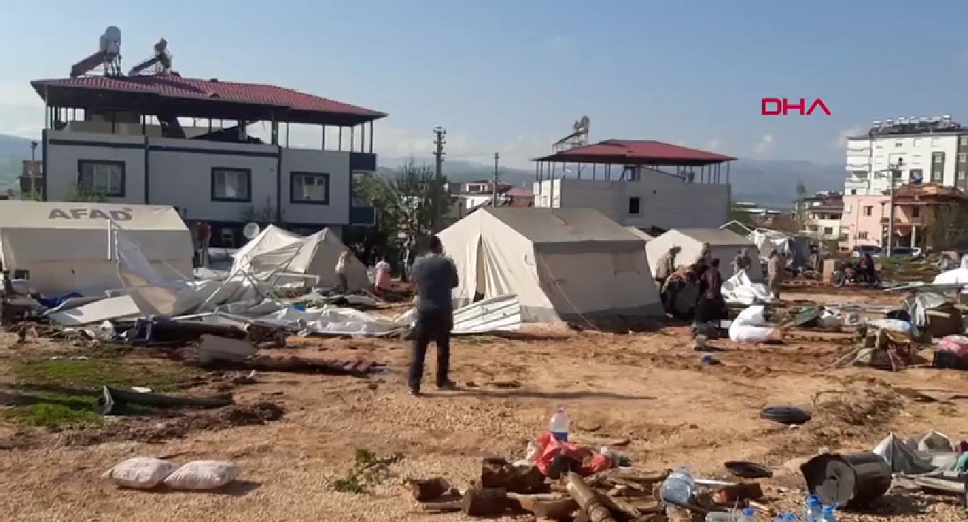 Турецкий город Кахраманмараш, который пострадал от землетрясений, накрыл мощный шторм: есть погибший и десятки раненых. Фото и видео