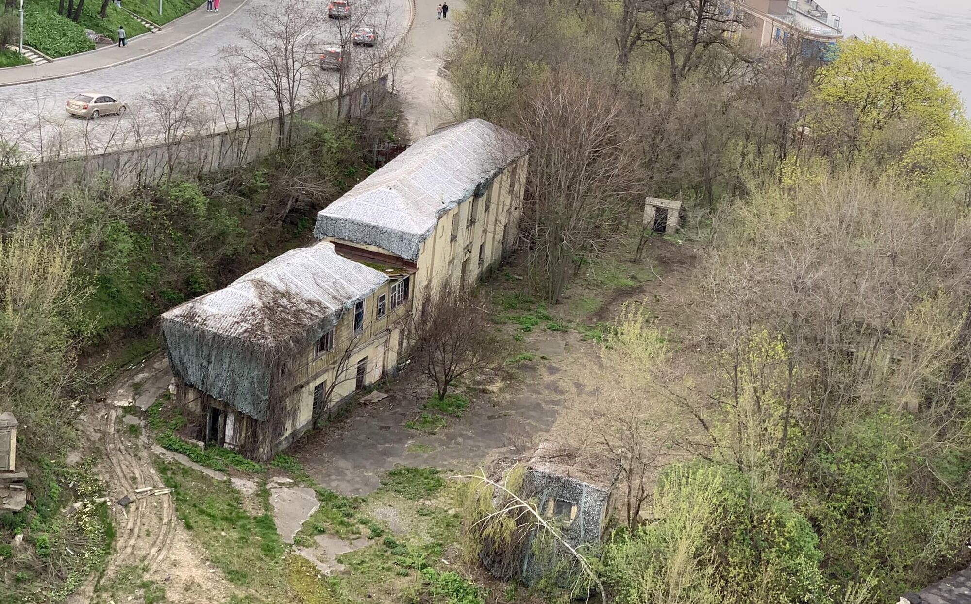 На схилі Дніпра у Києві почали розбирати історичні будівлі: замовником виступив скандальний бізнесмен з бази розшуку МВС. Фото 