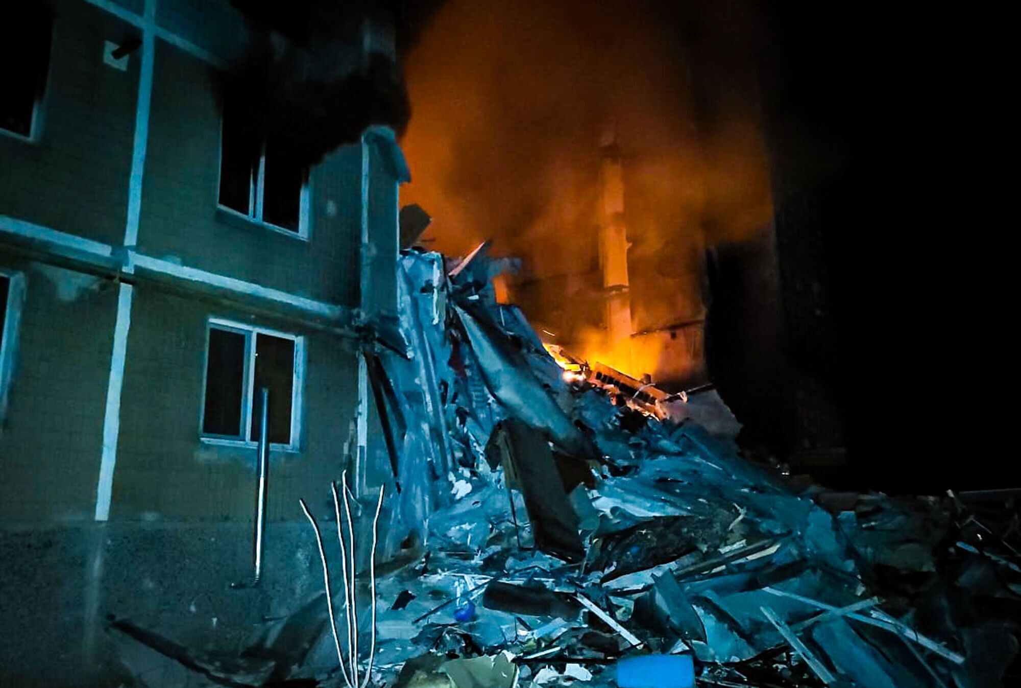 Оккупанты нанесли мощный удар по многоэтажке в Угледаре, обрушился подъезд. Фото и видео