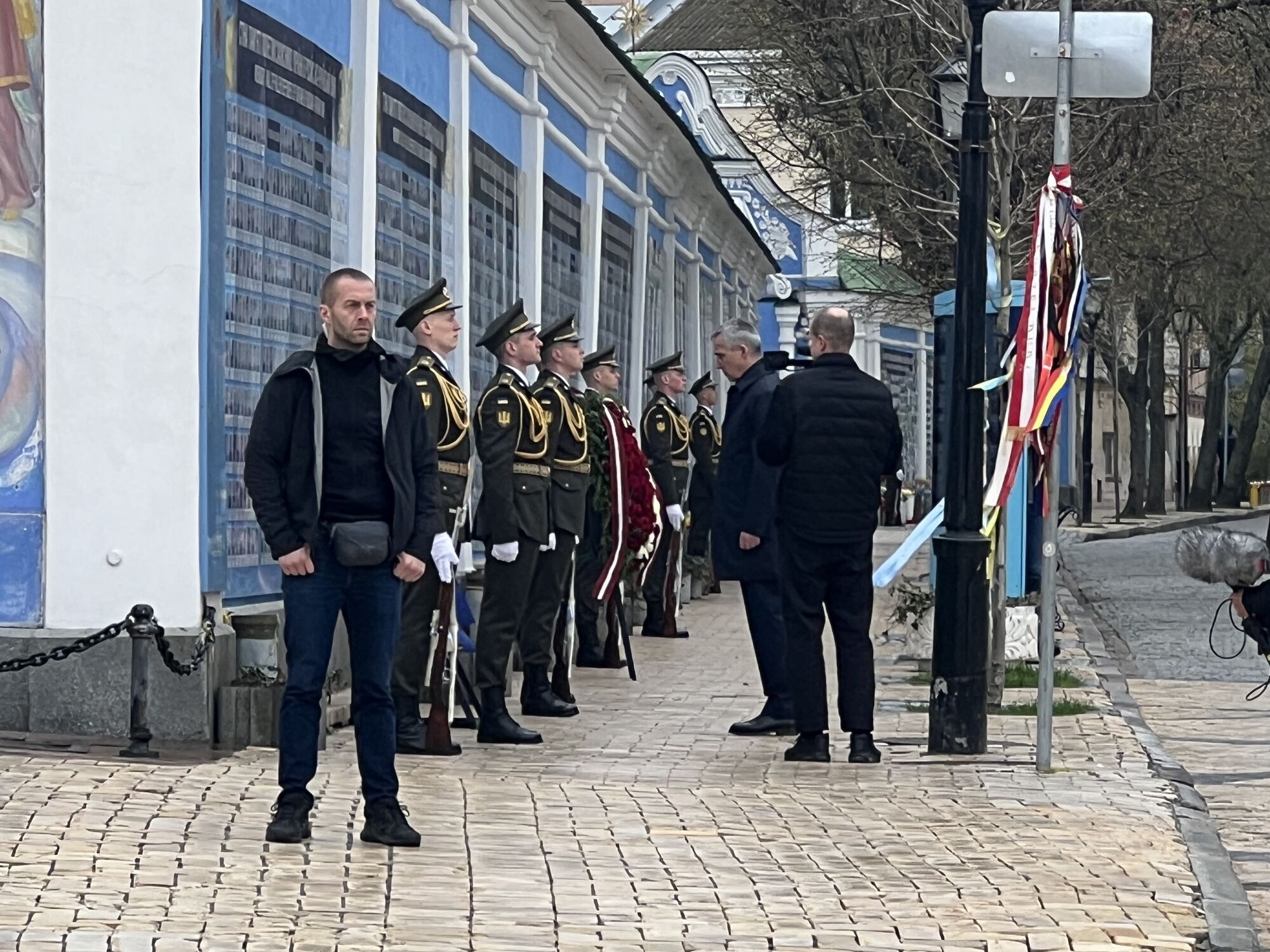 Генсек НАТО Столтенберг прибув із візитом до Києва та вшанував пам'ять загиблих українських воїнів. Фото