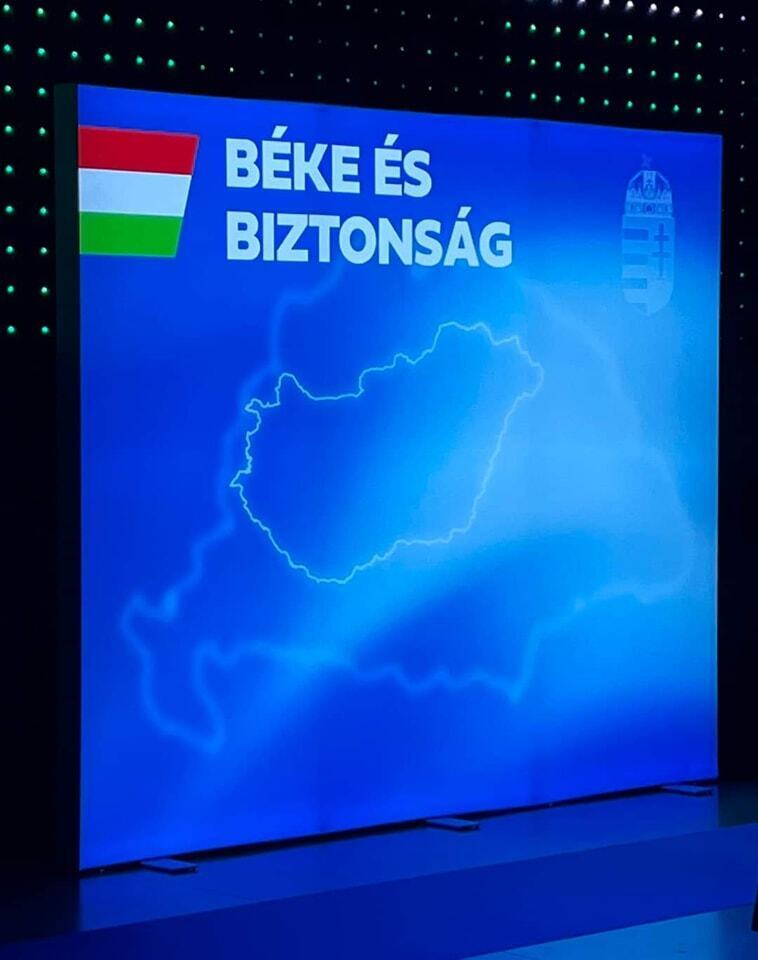 Сийярто выступил на фоне карты "Великой Венгрии" во время мероприятия партии Орбана "Фидес". Фото