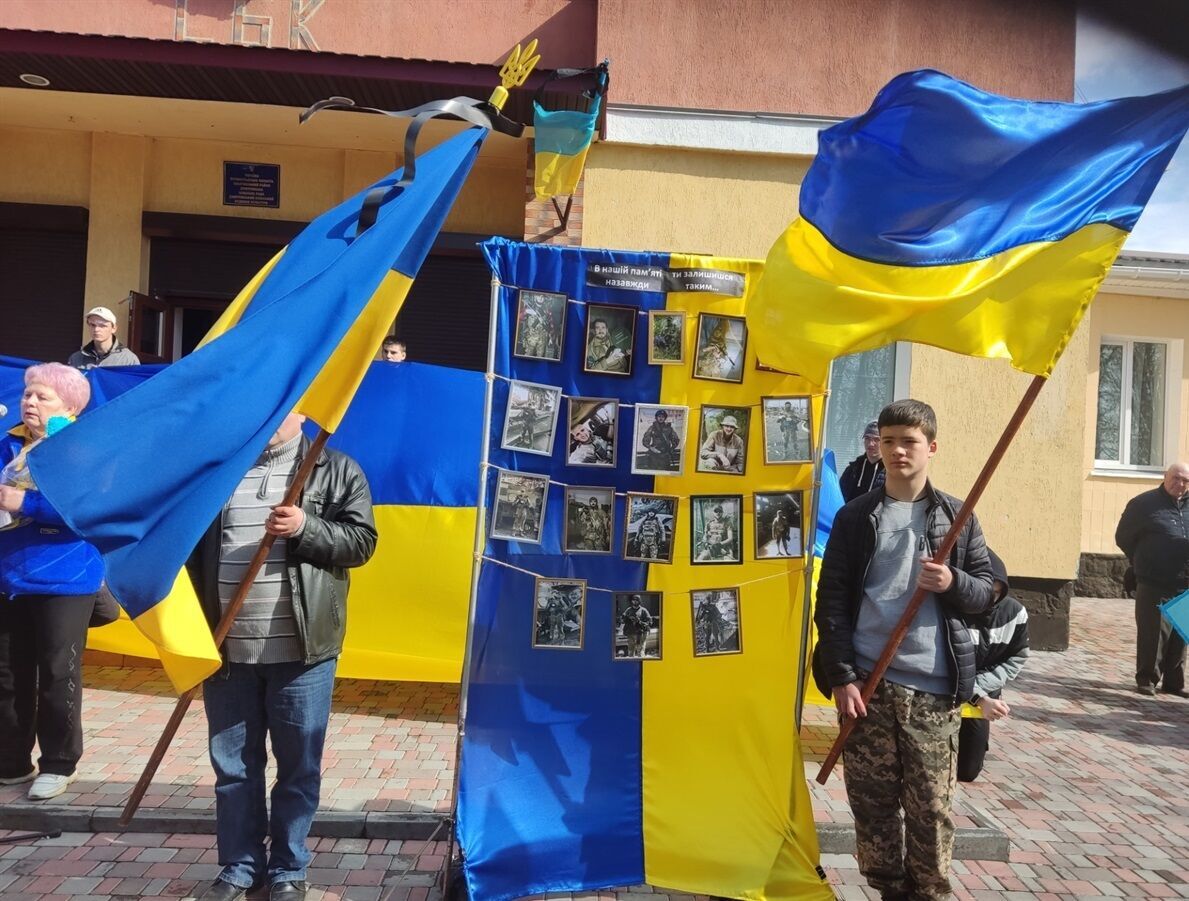 На Кіровоградщині попрощалися із захисником "Азовсталі" Богданом Хомовським, який загинув під час теракту в Оленівці. Фото 