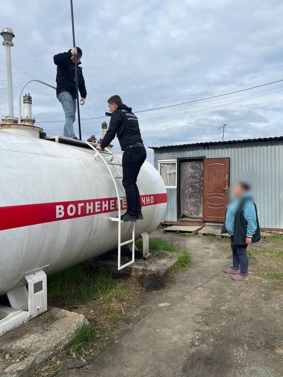 В Киевской области изъяли контрафактное топливо и оборудование для его производства на 11 млн грн. Фото и видео