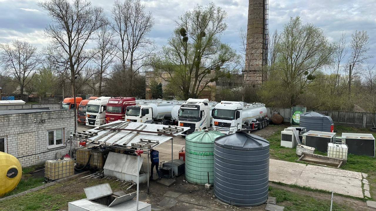 В Киевской области изъяли контрафактное топливо и оборудование для его производства на 11 млн грн. Фото и видео