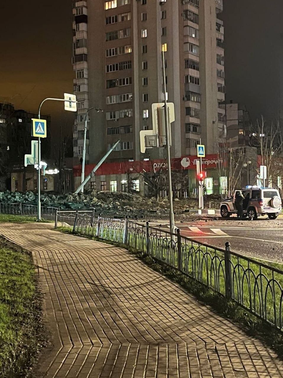 В Бєлгороді після потужної "бавовни" з’явилася величезна вирва на дорозі. Фото і відео 