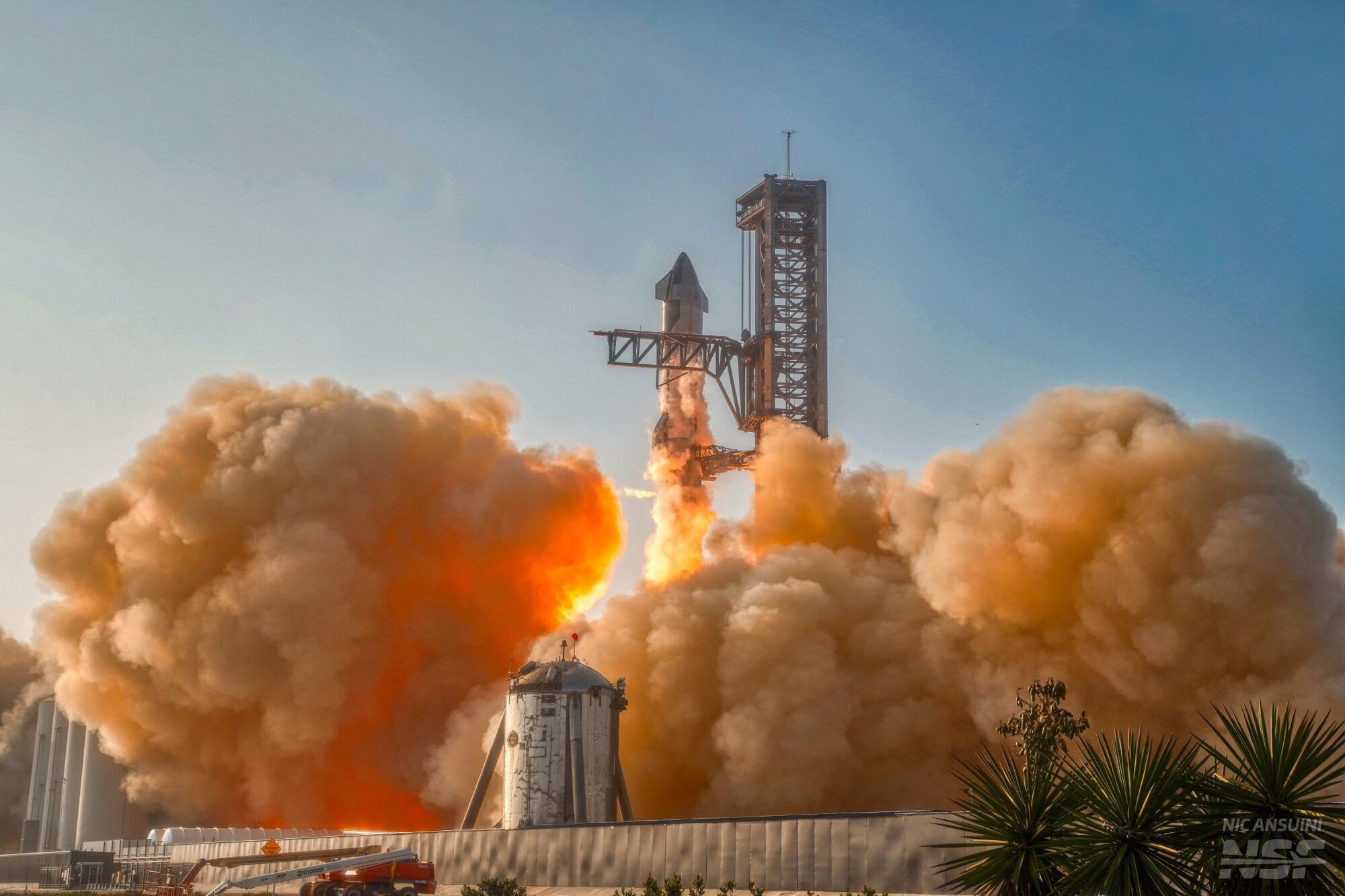 Запуск корабля Starship у космос закінчився невдачею: ракета вибухнула в повітрі через три хвилини. Фото і відео