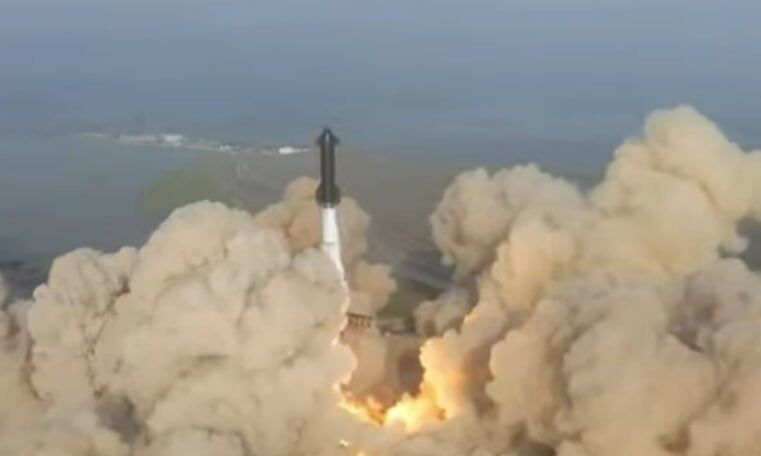 Запуск корабля Starship в космос окончился неудачей: ракета взорвалась в воздухе спустя три минуты. Фото и видео