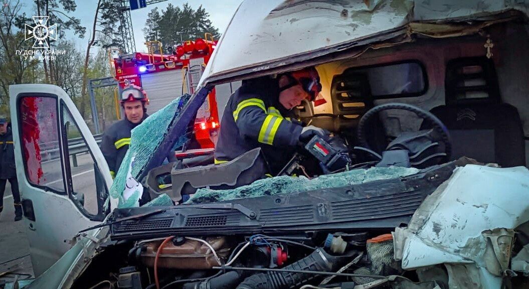 У Києві зіткнулись мікроавтобус та вантажівка: є постраждалі. Фото