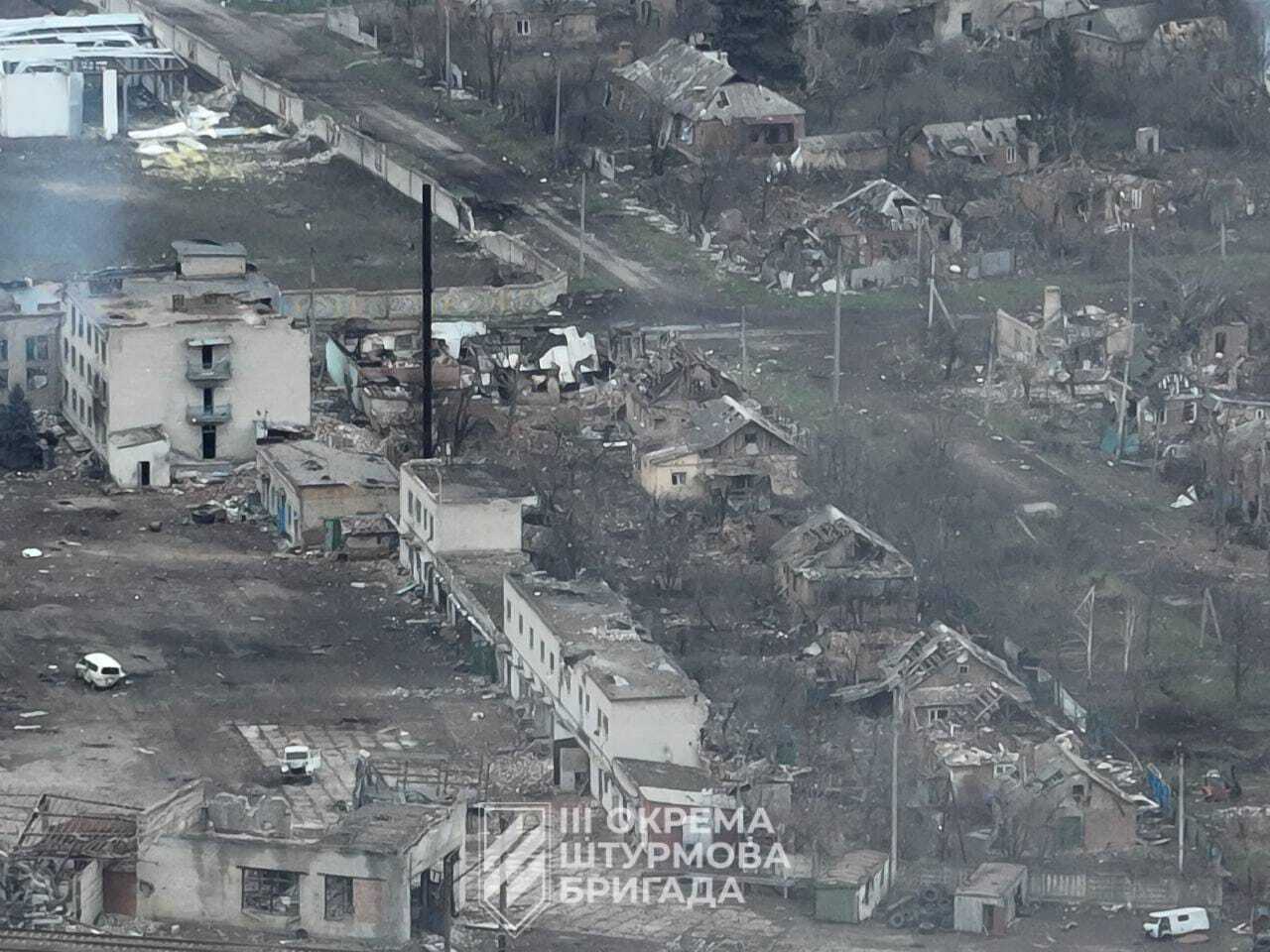 Випалена земля і зруйновані будинки: який вигляд має Бахмут із висоти після місяців запеклих боїв. Фото