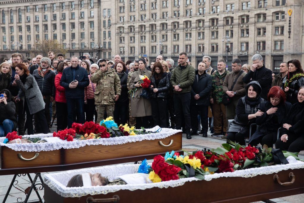 Порошенко з побратимами у центрі Києва попрощалися із загиблим на війні Барною. Фото