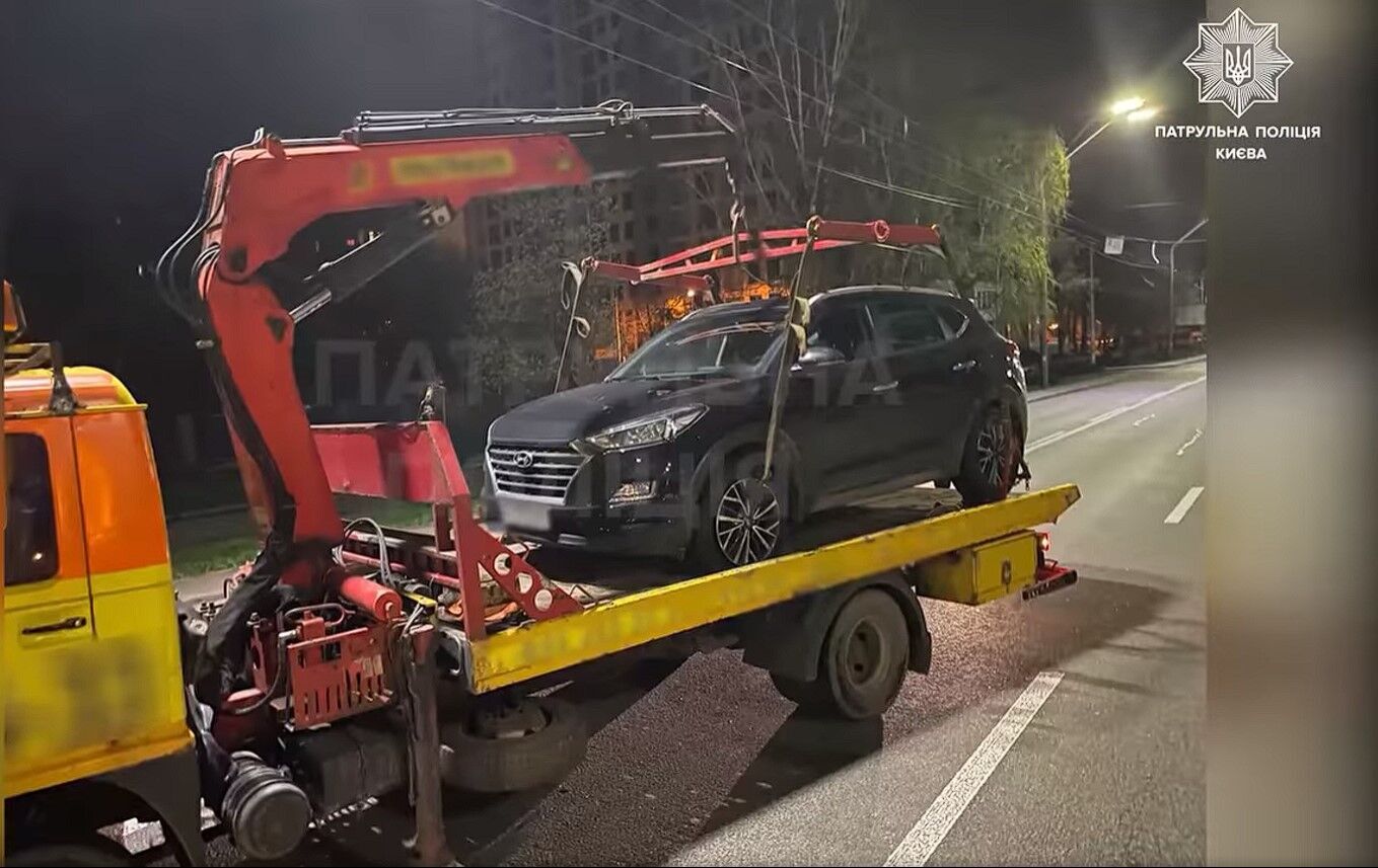 В Киеве патрульные ночью гонялись за пьяной женщиной-водителем, которая пыталась скрыться на поврежденной машине. Видео