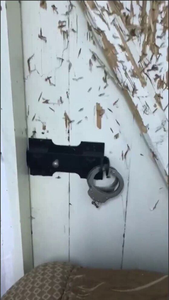 В Киево-Печерской лавре охрана УПЦ МП использовала старинную дверь как мишень для метания ножей. Видео