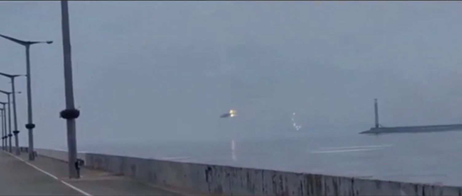Первые часы вторжения: в сети опубликовали неизвестное ранее видео сбивания вертолетов РФ над Киевским морем