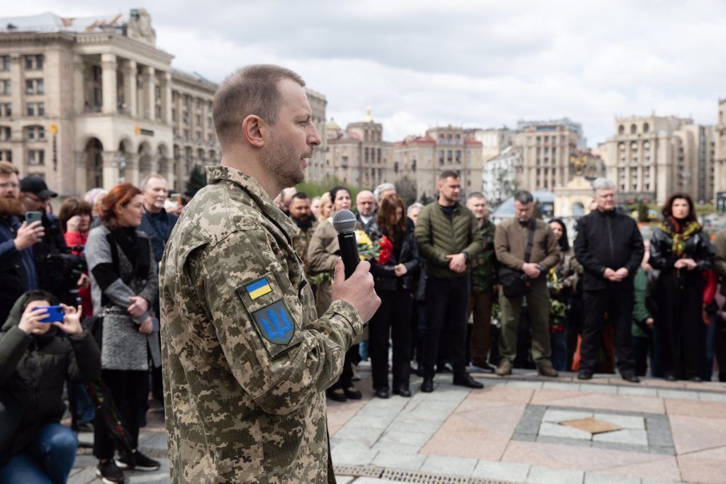 Порошенко с побратимами в центре Киева простился с погибшим на войне Барной. Фото