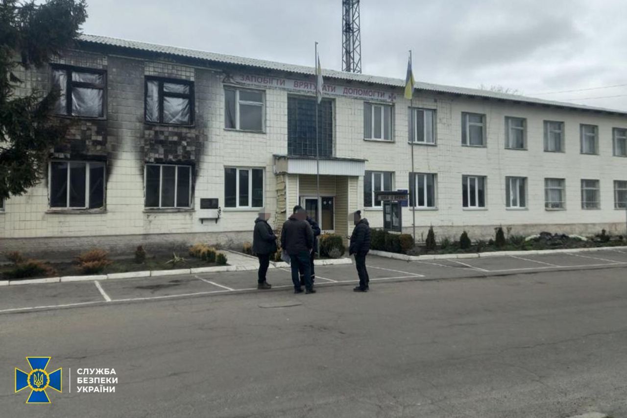 СБУ задержала работников ГСЧС Киевской области, подозреваемых в государственной измене: помогали оккупантам и сдавали украинцев. Фото