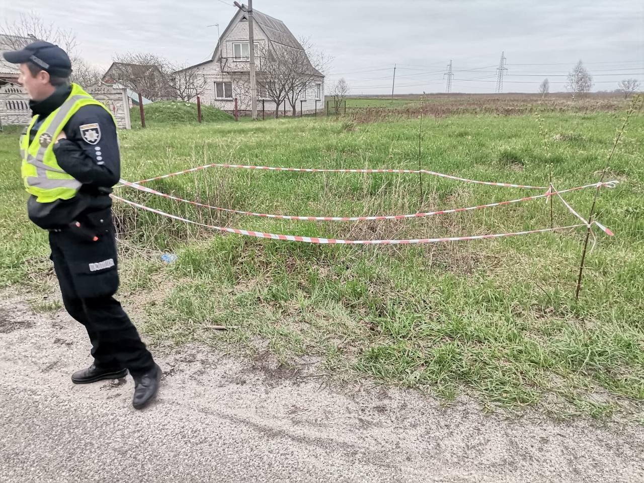На Київщині в одному з сіл на вулиці виявили протитанкову міну. Фото
