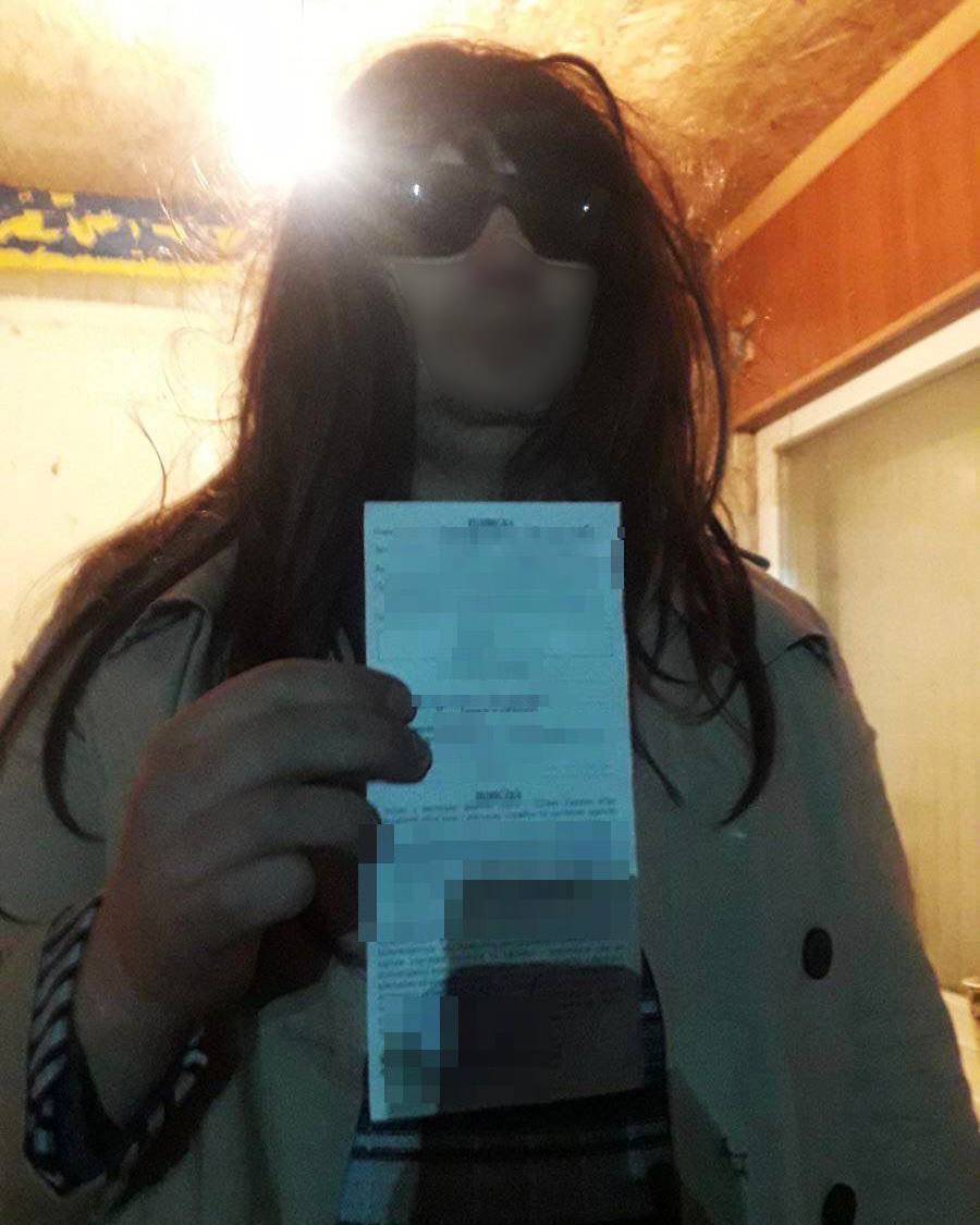 "Диво-перевтілення не спрацювало": на Одещині чоловіку в жіночому одязі вручили повістку. Фото