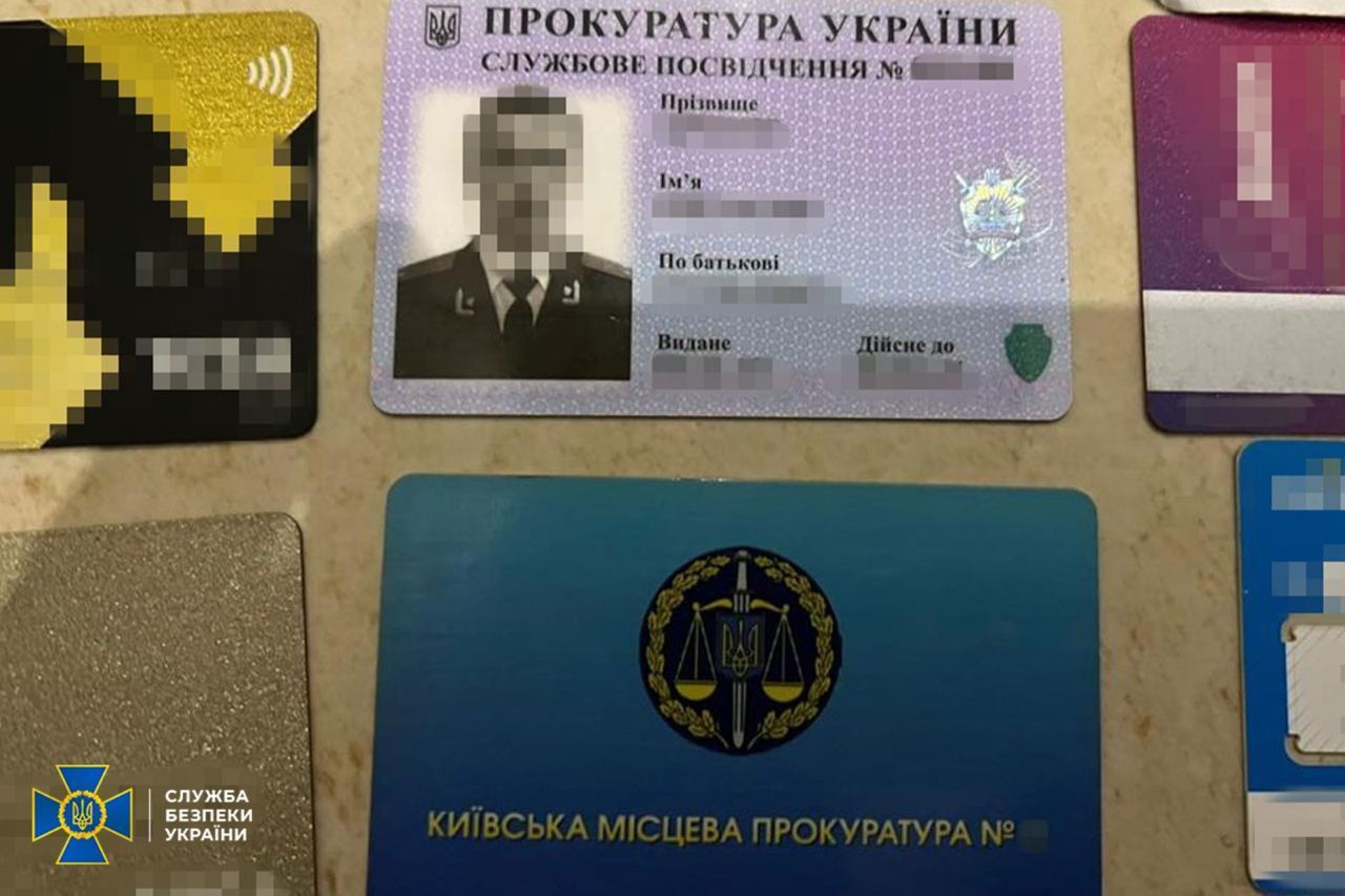 СБУ разоблачила адвоката-изменника, который собирал данные о HIMARS и картах "минных полей" возле Киева. Фото и видео