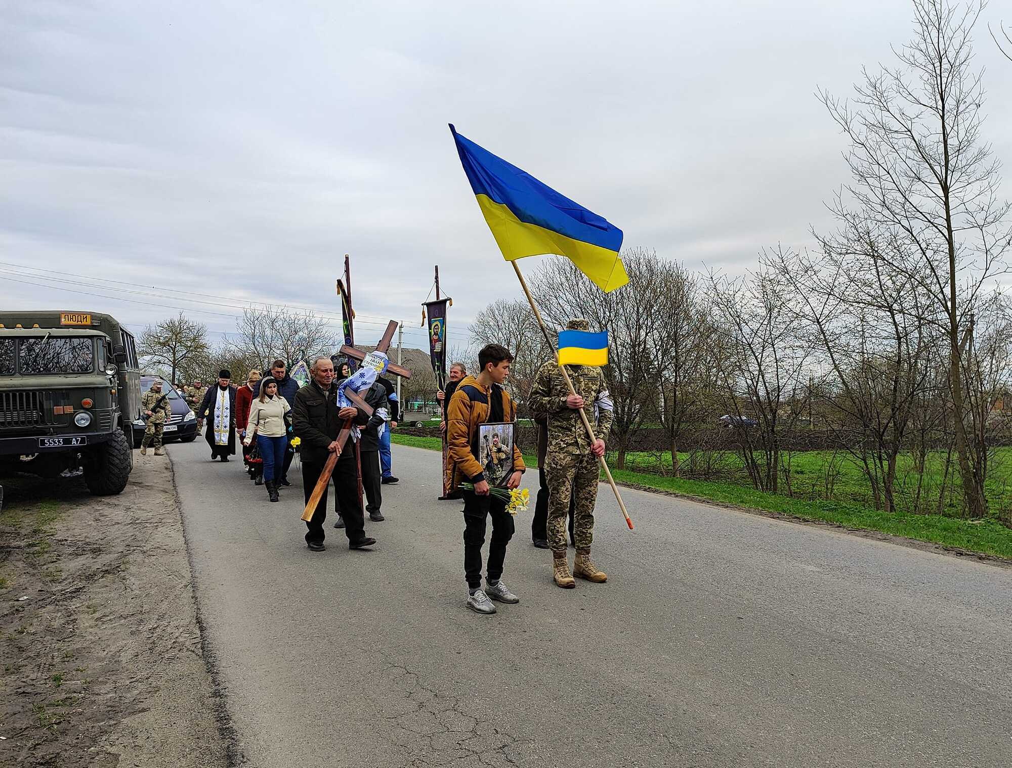 Без батька лишилося двоє дітей: на Хмельниччині на колінах провели в останню путь воїна ЗСУ, полеглого в боях за Бахмут. Фото