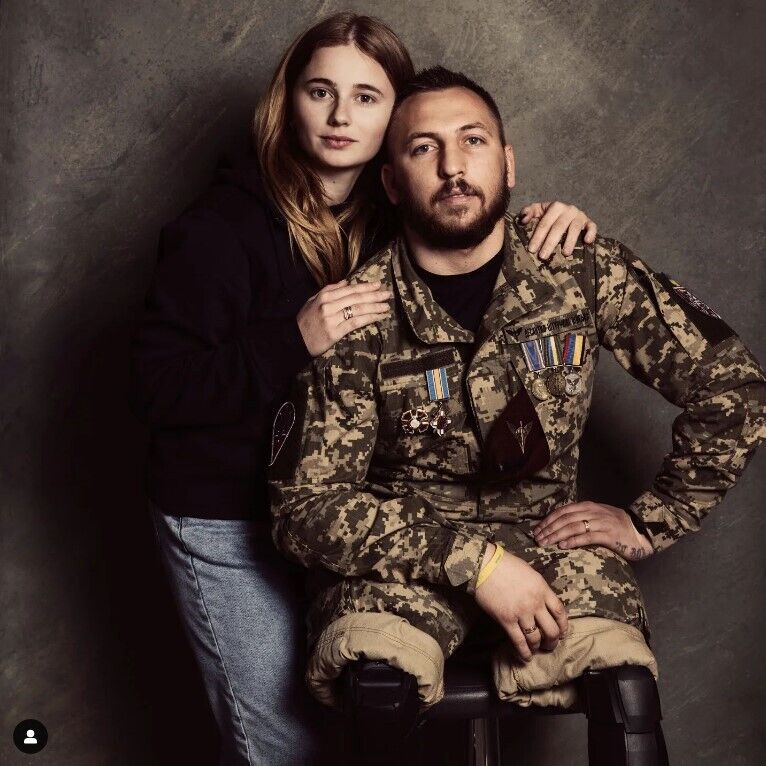 "Кохання переможе все": львівський десантник, який втратив ноги на війні, зробив пропозицію своїй дівчині. Зворушливе відео