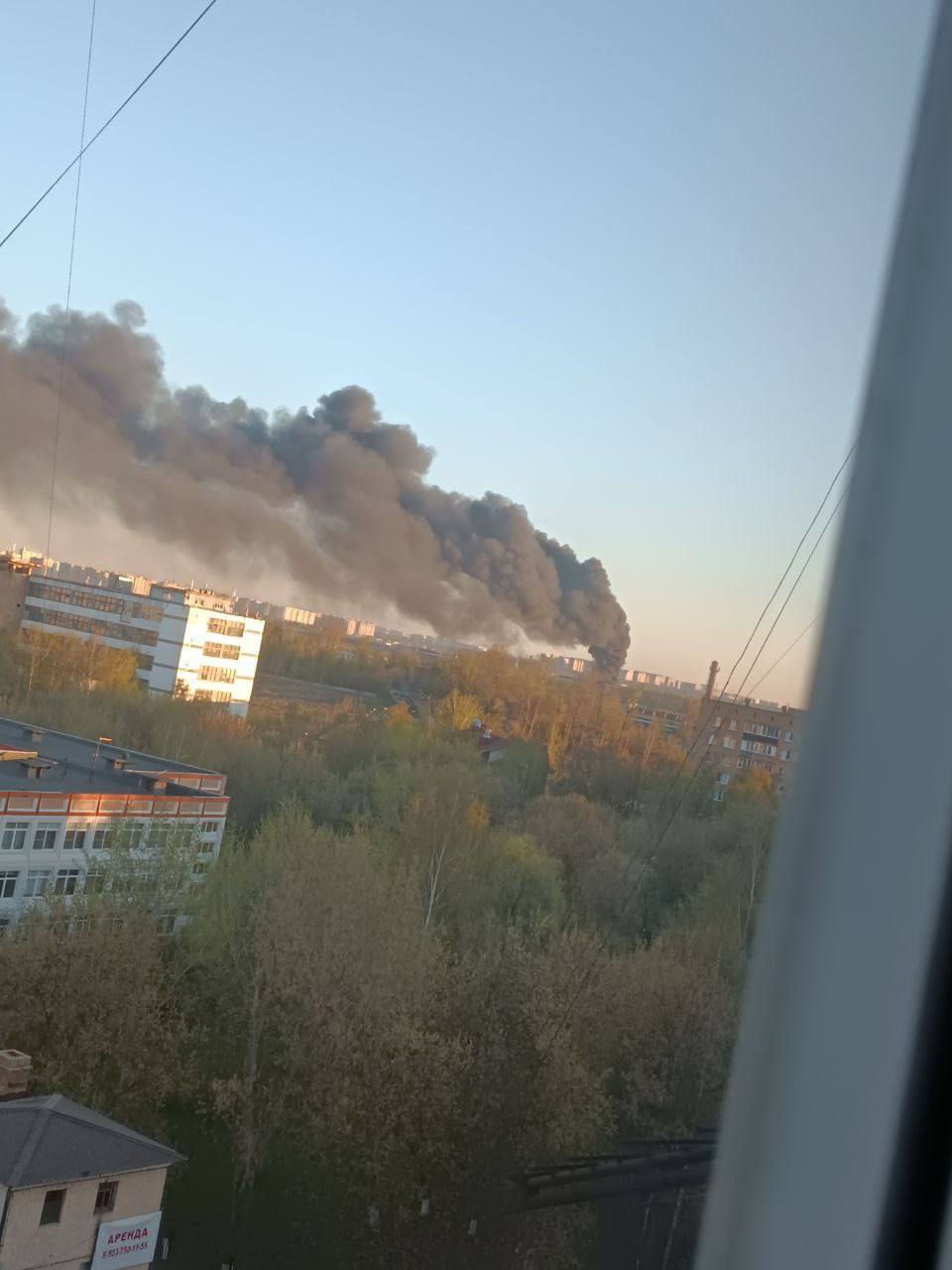 Столб черного дыма виден за несколько километров: под Москвой вспыхнул мощный пожар. Видео
