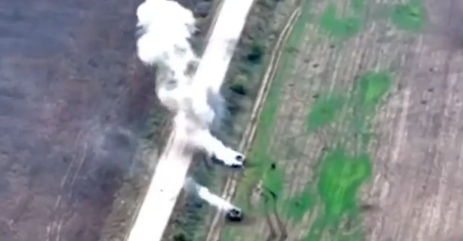 Украинские артиллеристы  уничтожили две вражеские БМД: "бавовна" попала на видео