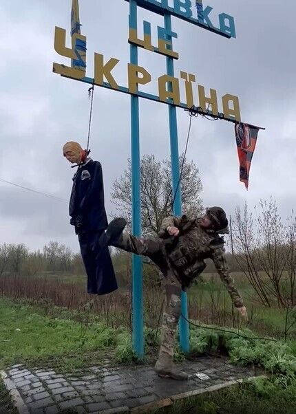 "У каждого своя груша": под Авдеевкой воин ВСУ показал навыки боевого искусства на чучеле Путина. Видео