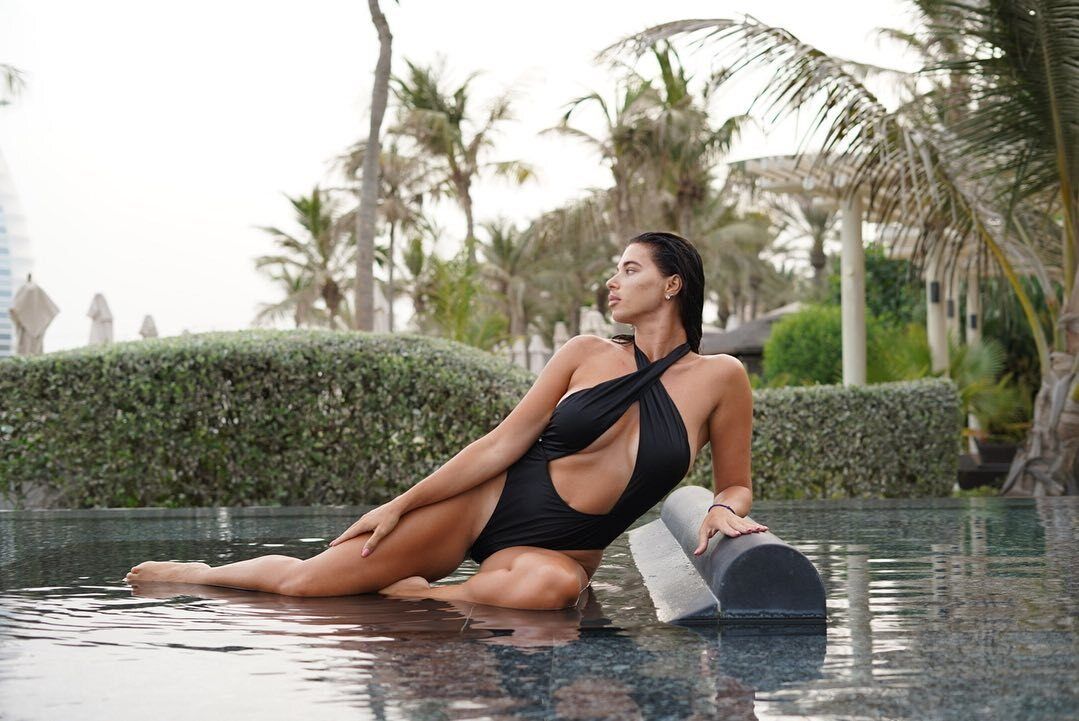 Дружина Усика роздяглася для фотосесії в купальнику, викликавши фурор у Instagram. Фотофакт