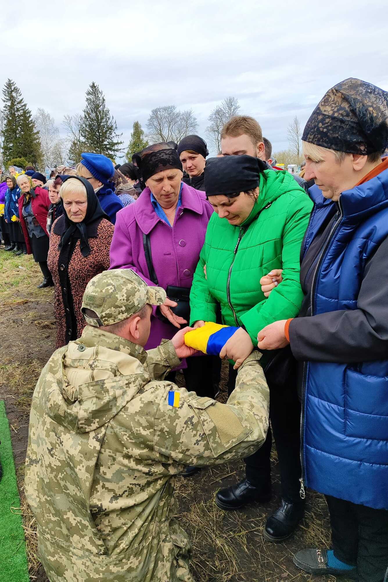 Без батька лишилося двоє дітей: на Хмельниччині на колінах провели в останню путь воїна ЗСУ, полеглого в боях за Бахмут. Фото 