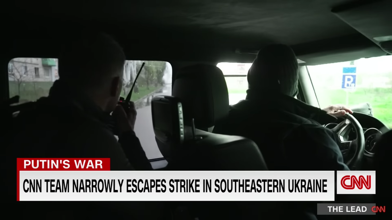 Іноземні журналісти дивом врятувалися під обстрілом у Оріхові: російська ракета впала поруч