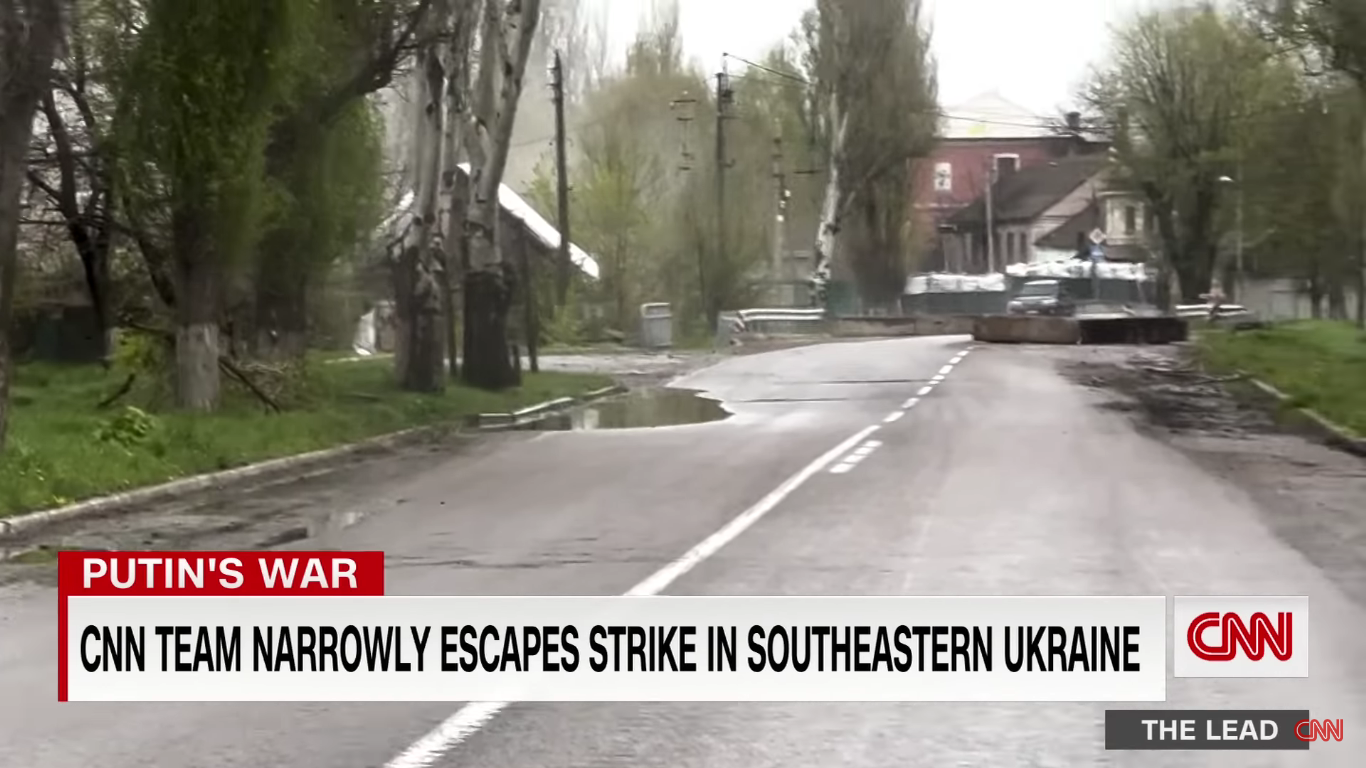 Іноземні журналісти дивом врятувалися під обстрілом у Оріхові: російська ракета впала поруч