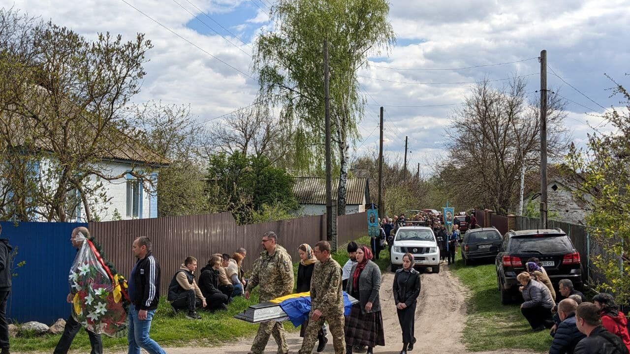 На Чернігівщині попрощалися зі старшиною, який загинув у бою проти Росії на Донеччині. Фото 