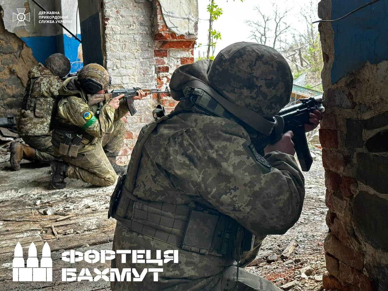 Украинские пограничники отбили четыре штурма РФ в Бахмуте: оккупантов забросали гранатами 