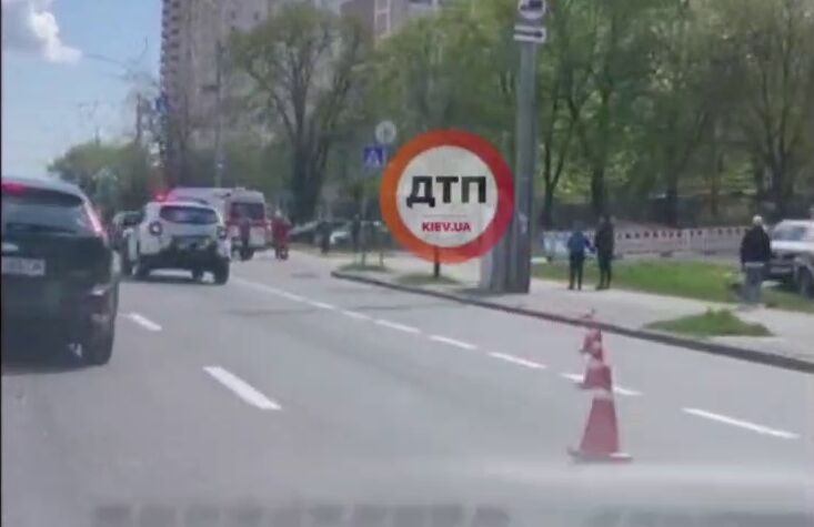 У Києві на проспекті Лобановського зіткнулись легковик та мотоцикл: є постраждалий. Відео