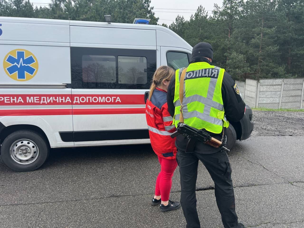 На Київщині поліцейські врятували чоловіка, який ледь не загинув через човен, що потонув. Відео