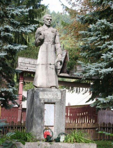 В селе на Закарпатье отказались убрать советский монумент, сделав его "украинским". Фото