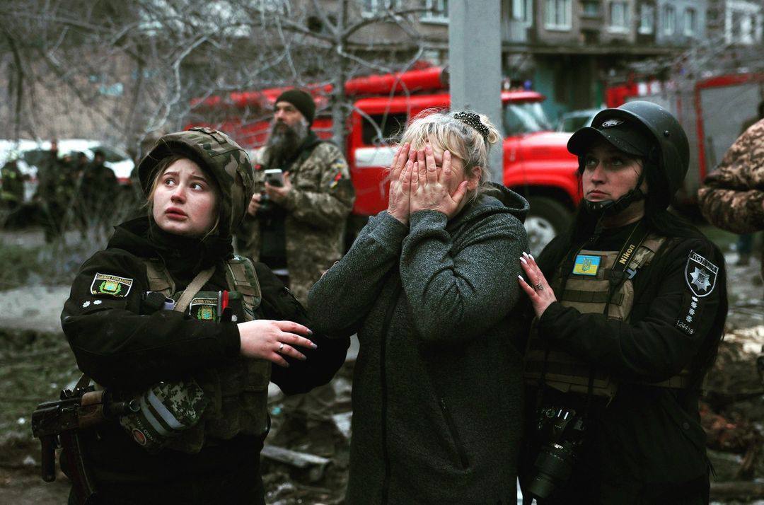 Женщина смотрит на разрушения, которые принес русский мир