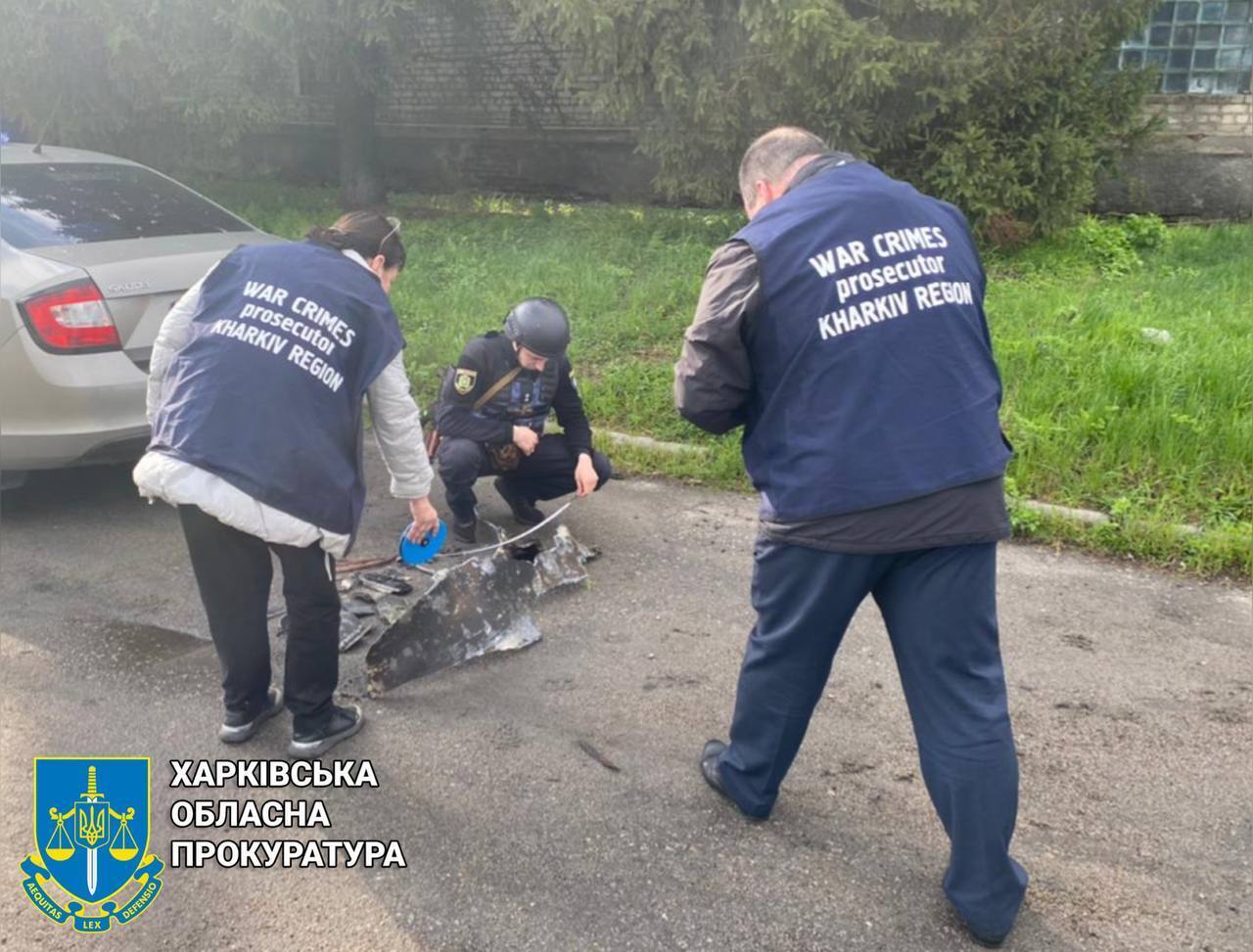 Понівечені будинки та авто: з'явилися нові фото наслідків обстрілів РФ на Харківщині