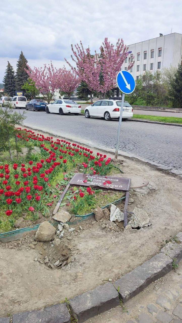 В Мукачево авто вылетело на Аллею тюльпанов памяти погибшего военного Романа Жука. Фото