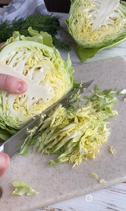 Найсмачніший салат із молодої капусти: варіант бюджетної страви