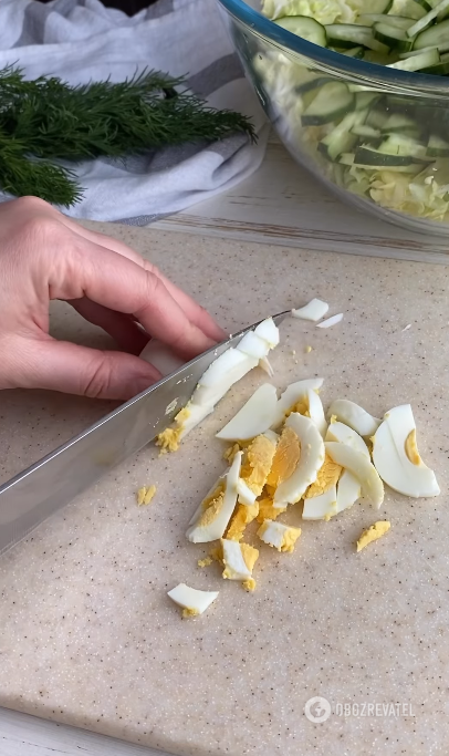Найсмачніший салат із молодої капусти: варіант бюджетної страви
