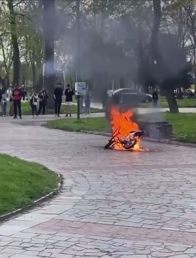 На Київщині загорівся дитячий мотоцикл, на якому катався хлопчик. Відео