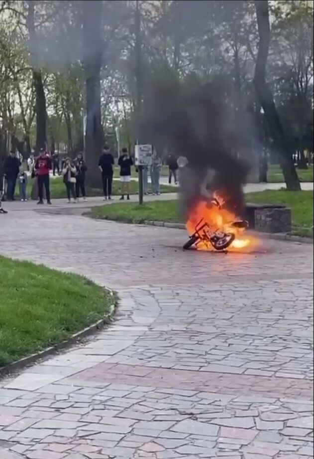 В Киевской области загорелся детский мотоцикл, на котором катался мальчик. Видео