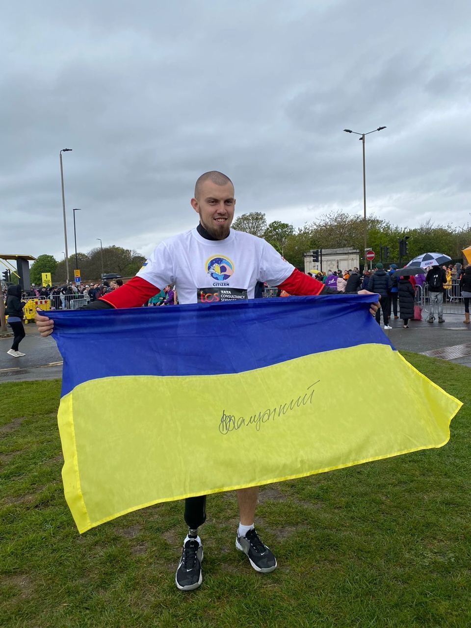 Украинский военный, потерявший на фронте ногу, пробежал Лондонский марафон: он собирает средства на помощь раненым бойцам. Видео