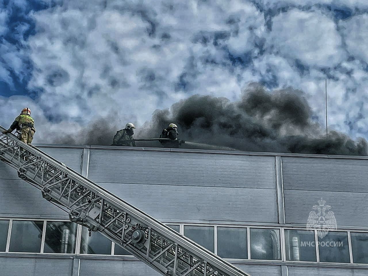 Поднялся столб черного дыма: в российской Вологде вспыхнул мощный пожар. Фото и видео