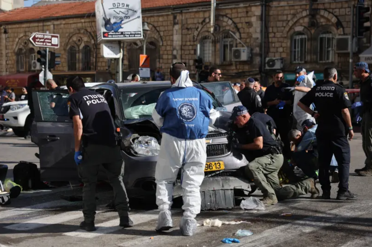 В Иерусалиме террорист въехал в толпу: пять человек ранены, один в тяжелом состоянии. Фото и видео